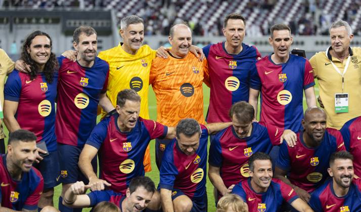 Legends of El Clasico: Real Madrid v Barcelona DOHA, QATAR - NOV 28: Barcelona s legends pose for a picture with the trophy after winning the Legends El Clasico football match between Real Madrid and Barcelona at the Khalifa International Stadium in Doha, Qatar on November 28, 2024. Doha Qatar. Editorial use only. Please get in touch for any other usage. Copyright: x2025xAnadoluxMohammedxDabbousx