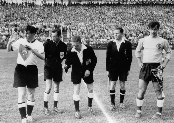 Football World Cup in the Switzerland Final Round Group 2 Germany TURKEY 4 1 1 1 Toss u B Z v l Fritz Walter ger , a Linesman, Referees there Costa POR , a Linesman and Goalkeeper Sera Turgay Door 17 06 1954 in Berne Wankdorf Stadium Switzerland