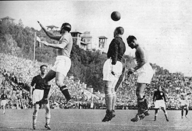 Football World Cup in Italy Final Italy Czechoslovakia 2 1 n v 1 1, 0 0 B Z Stefan Cambal left TCH looks his Colleagues Ladislav Zenisek front centre TCH the Ball head duel with Giuseppe Meazza front right ITA to 10 06 1934 in Rome Party stadium Italy Archive