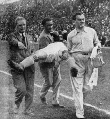 Football World Cup in Italy Final Italy Czechoslovakia 2 1 n v 1 1, 0 0 B Z the injured Czechoslovak Antonin Puc will of square worn 10 06 1934 in Rome Party stadium Italy Archive