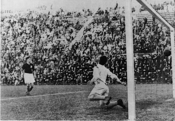 Football World Cup in Italy Final Italy Czechoslovakia 2 1 n v 1 1, 0 0 B Z Angelo Schiavio n I B ITA reached here the Winning goal, the Goalkeeper Frantisek Plánicka right TCH and Joseph Kostalek left TCH only yet look can 10 06 1934 in Rome Party stadium Italy Archive