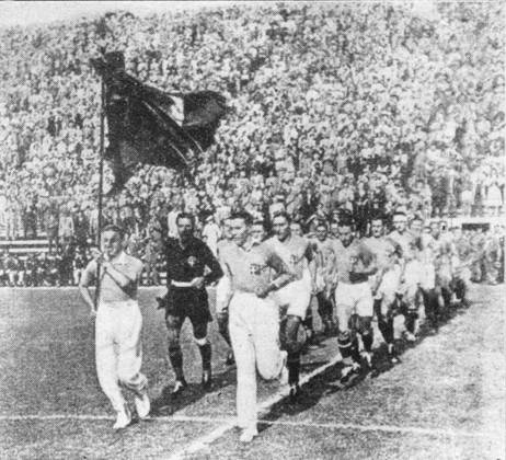Football World Cup in Italy Final Italy Czechoslovakia 2 1 n v 0 0, 1 1 B Z The Azurri Italians run with blowing Flags ins Stadium a 10 06 1934 in Rome Party stadium Italy Archive