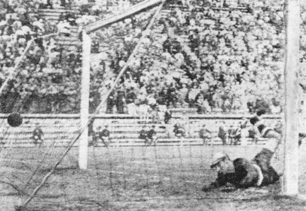 Football World Cup in Italy Final Italy Czechoslovakia 2 1 n v 0 0, 1 1 B Z Goalkeeper Combi ITA has here only yet the After seeing as the Ball from Antonin Puc n I B TCH ins Network is 10 06 1934 in Rome Party stadium Italy Archive