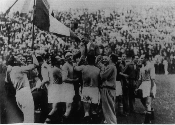 Football World Cup in Italy Final Italy Czechoslovakia 2 1 n v 0 0, 1 1 B Z The Italians wear theirs team manager Pozzo After the Victory on the Shoulders 10 06 1934 in Rome Party stadium Italy Archive