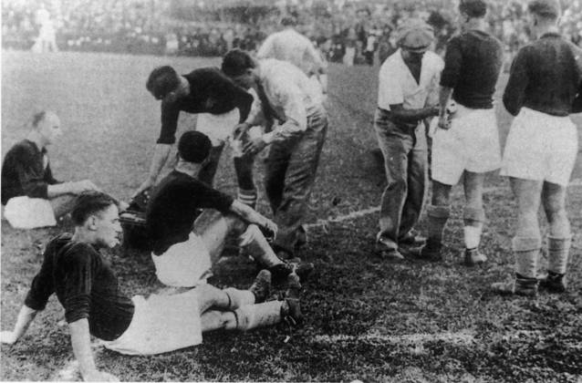 Football World Cup in Italy Final Italy Czechoslovakia 2 1 n v 0 0, 1 1 Break before the Recurring payment B Z The Czechoslovak Carers Treat and encourage The Players before it in The Recurring payment is 10 06 1934 in Rome Party stadium Italy Archive