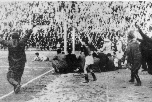 Football World Cup in Italy Final Italy Czechoslovakia 2 1 n v 0 0, 1 1 B Z Giant jubilation at the Italian supporters and a niedergeschlagener Goalkeeper Frantisek Plánicka left rear at Bottom TCH 10 06 1934 in Rome Party stadium Italy Archive
