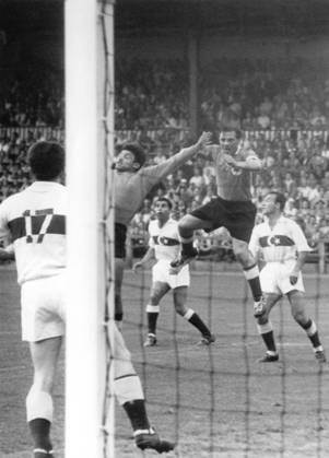 Football World Cup in the Switzerland Final Round Group 2 2 Game Germany TURKEY 7 2 3 1 u B Z v l Goalkeeper Suekrue centre left Door missed here a Flank, The Max Morlock centre right ger for a Head ball Direction goal uses on the Line can but Outer shore Naci 17 Door save 23 06 1954 in Zurich Hardturm Stadium Switzerland