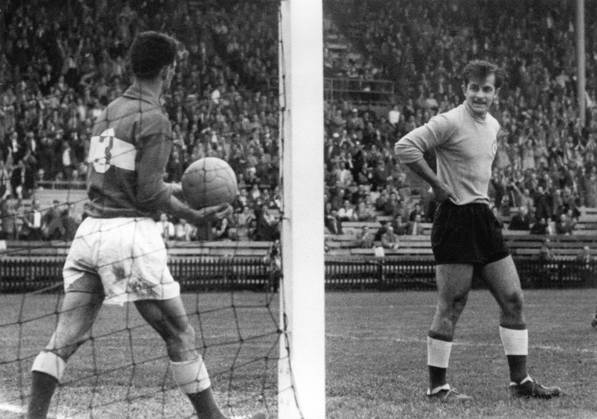 Football World Cup in the Switzerland Final Round Group 2 1 Game Germany TURKEY 4 1 1 1 u B Z After goal Number Three through Ottmar Walter n I B ger picks Dirimlili Basri left the Ball for Goalkeeper Sera Turgay right both Door out the Network 17 06 1954 in Berne Wankdorf Stadium Switzerland