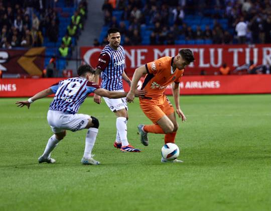 Trabzonspor v Basaksehir - Turkish Super Lig TRABZON, TURKIYE - OCTOBER 19: Serdar Guler (R) of Basaksehir in action during the Turkish Super Lig week 9th match between Trabzonspor and Basaksehir at Papara Park in Trabzon, Turkiye on October 19, 2024. Trabzon Turkey. Editorial use only. Please get in touch for any other usage. Copyright: x2025xAnadoluxSeyitxAhmetxEksikx