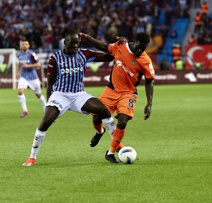 Trabzonspor v Basaksehir - Turkish Super Lig TRABZON, TURKIYE - OCTOBER 19: Batista Mendy (L) of Trabzonspor in action during the Turkish Super Lig week 9th match between Trabzonspor and Basaksehir at Papara Park in Trabzon, Turkiye on October 19, 2024. Trabzon Turkey. Editorial use only. Please get in touch for any other usage. Copyright: x2025xAnadoluxSeyitxAhmetxEksikx