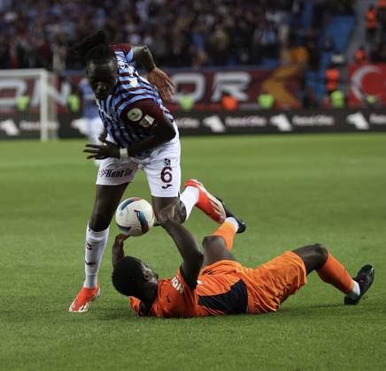 Trabzonspor v Basaksehir - Turkish Super Lig TRABZON, TURKIYE - OCTOBER 19: Batista Mendy (L) of Trabzonspor in action during the Turkish Super Lig week 9th match between Trabzonspor and Basaksehir at Papara Park in Trabzon, Turkiye on October 19, 2024. Trabzon Turkey. Editorial use only. Please get in touch for any other usage. Copyright: x2025xAnadoluxSeyitxAhmetxEksikx