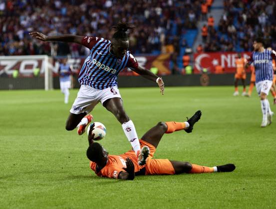 Trabzonspor v Basaksehir - Turkish Super Lig TRABZON, TURKIYE - OCTOBER 19: Batista Mendy (L) of Trabzonspor in action during the Turkish Super Lig week 9th match between Trabzonspor and Basaksehir at Papara Park in Trabzon, Turkiye on October 19, 2024. Trabzon Turkey. Editorial use only. Please get in touch for any other usage. Copyright: x2025xAnadoluxSeyitxAhmetxEksikx