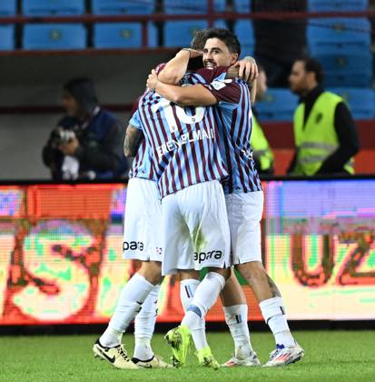 Trabzonspor v Basaksehir - Turkish Super Lig TRABZON, TURKIYE - OCTOBER 19: Players of Trabzonspor celebrate after scoring a goal during the Turkish Super Lig week 9th match between Trabzonspor and Basaksehir at Papara Park in Trabzon, Turkiye on October 19, 2024. Trabzon Turkey. Editorial use only. Please get in touch for any other usage. Copyright: x2025xAnadoluxHakanxBurakxAltunözx
