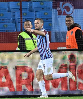 Trabzonspor v Basaksehir - Turkish Super Lig TRABZON, TURKIYE - OCTOBER 19: Edin Visca (7) of Trabzonspor celebrates after scoring a goal during the Turkish Super Lig week 9th match between Trabzonspor and Basaksehir at Papara Park in Trabzon, Turkiye on October 19, 2024. Trabzon Turkey. Editorial use only. Please get in touch for any other usage. Copyright: x2025xAnadoluxHakanxBurakxAltunözx