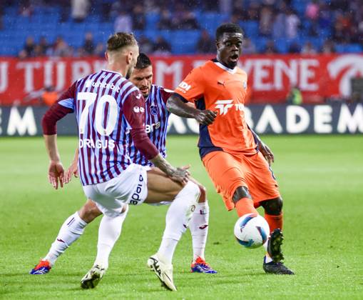 Trabzonspor v Basaksehir - Turkish Super Lig TRABZON, TURKIYE - OCTOBER 19: Olivier Kemen (R) of Basaksehir in action during the Turkish Super Lig week 9th match between Trabzonspor and Basaksehir at Papara Park in Trabzon, Turkiye on October 19, 2024. Trabzon Turkey. Editorial use only. Please get in touch for any other usage. Copyright: x2025xAnadoluxSeyitxAhmetxEksikx