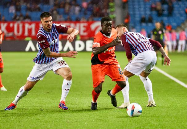Trabzonspor v Basaksehir - Turkish Super Lig TRABZON, TURKIYE - OCTOBER 19: Olivier Kemen (C) of Basaksehir in action during the Turkish Super Lig week 9th match between Trabzonspor and Basaksehir at Papara Park in Trabzon, Turkiye on October 19, 2024. Trabzon Turkey. Editorial use only. Please get in touch for any other usage. Copyright: x2025xAnadoluxSeyitxAhmetxEksikx