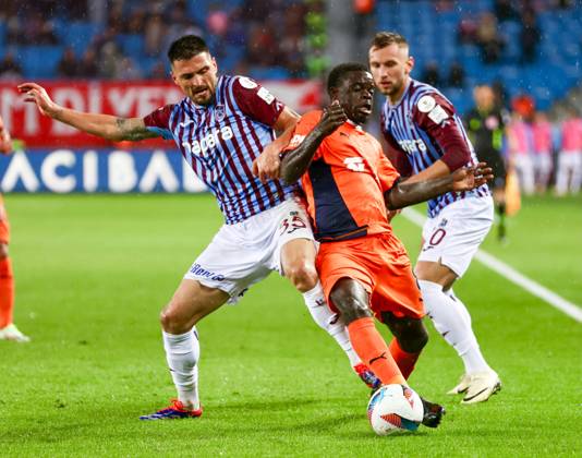 Trabzonspor v Basaksehir - Turkish Super Lig TRABZON, TURKIYE - OCTOBER 19: Olivier Kemen (C) of Basaksehir in action during the Turkish Super Lig week 9th match between Trabzonspor and Basaksehir at Papara Park in Trabzon, Turkiye on October 19, 2024. Trabzon Turkey. Editorial use only. Please get in touch for any other usage. Copyright: x2025xAnadoluxSeyitxAhmetxEksikx
