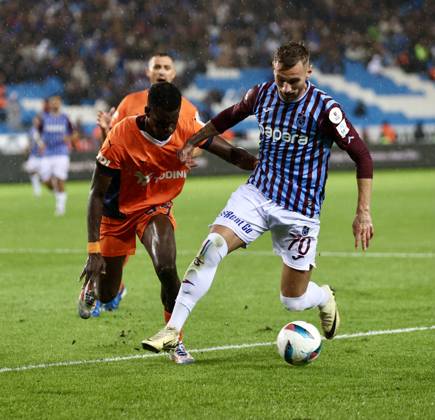 Trabzonspor v Basaksehir - Turkish Super Lig TRABZON, TURKIYE - OCTOBER 19: Denis Dragus (R) of Trabzonspor in action during the Turkish Super Lig week 9th match between Trabzonspor and Basaksehir at Papara Park in Trabzon, Turkiye on October 19, 2024. Trabzon Turkey. Editorial use only. Please get in touch for any other usage. Copyright: x2025xAnadoluxSeyitxAhmetxEksikx