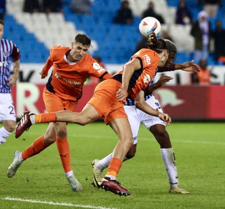 Trabzonspor v Basaksehir - Turkish Super Lig TRABZON, TURKIYE - OCTOBER 19: Players in action during the Turkish Super Lig week 9th match between Trabzonspor and Basaksehir at Papara Park in Trabzon, Turkiye on October 19, 2024. Trabzon Turkey. Editorial use only. Please get in touch for any other usage.  Copyright: x2025xAnadoluxSeyitxAhmetxEksikx