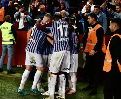 Trabzonspor v Basaksehir - Turkish Super Lig TRABZON, TURKIYE - OCTOBER 19: Edin Visca (7) of Trabzonspor celebrates with his teammates after scoring a goal during the Turkish Super Lig week 9th match between Trabzonspor and Basaksehir at Papara Park in Trabzon, Turkiye on October 19, 2024. Trabzon Turkey. Editorial use only. Please get in touch for any other usage. Copyright: x2025xAnadoluxSeyitxAhmetxEksikx