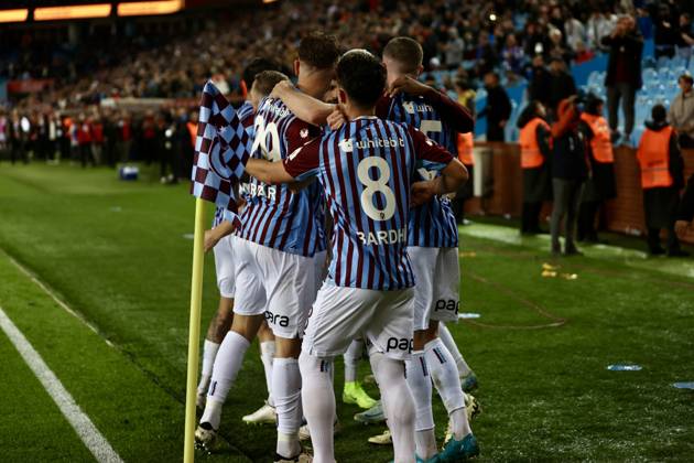 Trabzonspor v Basaksehir - Turkish Super Lig TRABZON, TURKIYE - OCTOBER 19: Edin Visca (7) of Trabzonspor celebrates with his teammates after scoring a goal during the Turkish Super Lig week 9th match between Trabzonspor and Basaksehir at Papara Park in Trabzon, Turkiye on October 19, 2024. Trabzon Turkey. Editorial use only. Please get in touch for any other usage. Copyright: x2025xAnadoluxSeyitxAhmetxEksikx