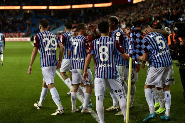 Trabzonspor v Basaksehir - Turkish Super Lig TRABZON, TURKIYE - OCTOBER 19: Edin Visca (7) of Trabzonspor celebrates with his teammates after scoring a goal during the Turkish Super Lig week 9th match between Trabzonspor and Basaksehir at Papara Park in Trabzon, Turkiye on October 19, 2024. Trabzon Turkey. Editorial use only. Please get in touch for any other usage. Copyright: x2025xAnadoluxSeyitxAhmetxEksikx