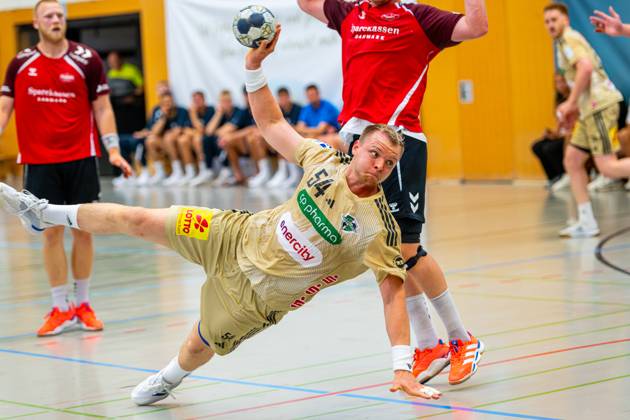 Justus Fischer TSV Hannover Burgdorf, No 54 v l , TSV Hannover Burgdorf beige against Aalborg Handbold red on matchday 1 of the International Heide Cup 08 08 2025, Schneverdingen, GER , Copyright: xJanxGuentherx xTSVxHannover-Burgdorfx