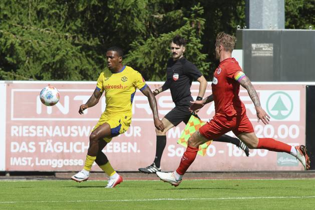 CALCIO - Amichevole - Hellas Verona FC vs St. Pauli Jackson Tchatchoua of Hellas Verona FC competes for the ball with Eric Smith of St Pauli FC 1910 during St Pauli FC 1910 vs Hellas Verona FC, 5Â° Test Match, at Velly Arena in Imst (A), on August 09, 2025. Imst Austria  Copyright: xIPAxSport ABACAx
