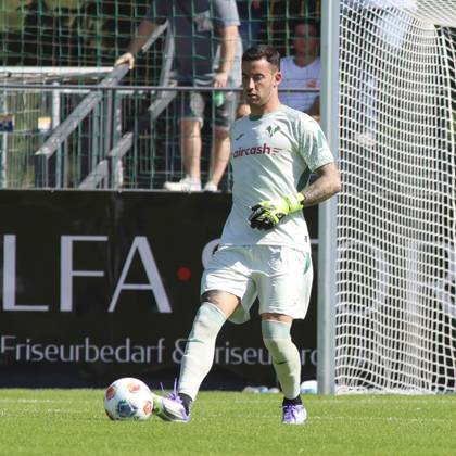 CALCIO - Amichevole - Hellas Verona FC vs St. Pauli Lorenzo Montipo of Hellas Verona FC play the ball during St Pauli FC 1910 vs Hellas Verona FC, 5Â° Test Match, at Velly Arena in Imst (A), on August 09, 2025. Imst Austria  Copyright: xIPAxSport ABACAx