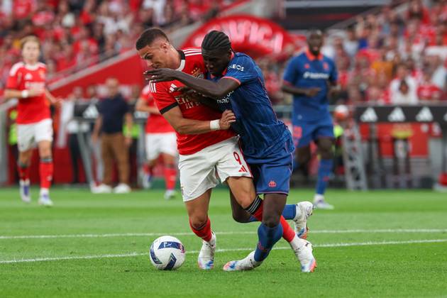 Portugal, Lisbon 2025 08 12 xJFx Second leg Third qualifying round Uefa Champions League 2025 26 , S L Benfica OGC Nice v l , Ivanovic S L Benfica , Kojo Peprah Oppong OGC Nice duel, action, action, battles for the ball in the penalty area Copyright: JoaquimxFerreira