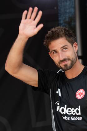 2025 08 13 xVVx Family Day of Eintracht Frankfurt v l , goalkeeper, goalkeeper Kevin Trapp Eintracht Frankfurt welcomes the fans DFL DFB REGULATIONS PROHIBIT ANY USE OF PHOTOGRAPHS as IMAGE SEQUENCES and or QUASI VIDEO Copyright: JoaquimxFerreira