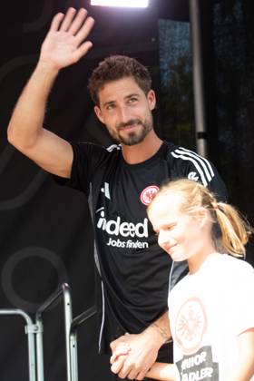 2025 08 13 xVVx Family Day of Eintracht Frankfurt v l , goalkeeper, goalkeeper Kevin Trapp Eintracht Frankfurt welcomes the fans DFL DFB REGULATIONS PROHIBIT ANY USE OF PHOTOGRAPHS as IMAGE SEQUENCES and or QUASI VIDEO Copyright: JoaquimxFerreira