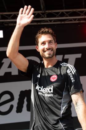 2025 08 13 xVVx Family Day of Eintracht Frankfurt v l , goalkeeper, goalkeeper Kevin Trapp Eintracht Frankfurt welcomes the fans DFL DFB REGULATIONS PROHIBIT ANY USE OF PHOTOGRAPHS as IMAGE SEQUENCES and or QUASI VIDEO Copyright: JoaquimxFerreira