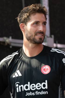 2025 08 13 xVVx Family Day of Eintracht Frankfurt v l , goalkeeper, goalkeeper Kevin Trapp Eintracht Frankfurt welcomes the fans DFL DFB REGULATIONS PROHIBIT ANY USE OF PHOTOGRAPHS as IMAGE SEQUENCES and or QUASI VIDEO Copyright: JoaquimxFerreira