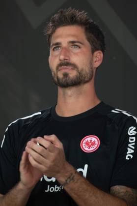 2025 08 13 xVVx Family Day of Eintracht Frankfurt v l , goalkeeper, goalkeeper Kevin Trapp Eintracht Frankfurt claps DFL DFB REGULATIONS PROHIBIT ANY USE OF PHOTOGRAPHS as IMAGE SEQUENCES and or QUASI VIDEO Copyright: JoaquimxFerreira