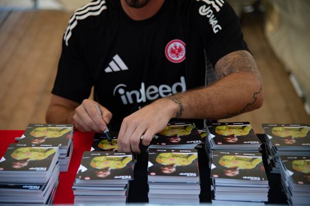 2025 08 13 xVVx Family Day of Eintracht Frankfurt v l , goalkeeper, goalkeeper Kevin Trapp Eintracht Frankfurt , signs autographs DFL DFB REGULATIONS PROHIBIT ANY USE OF PHOTOGRAPHS as IMAGE SEQUENCES and or QUASI VIDEO Copyright: JoaquimxFerreira