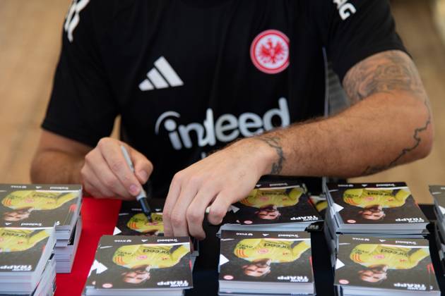 2025 08 13 xVVx Family Day of Eintracht Frankfurt v l , goalkeeper, goalkeeper Kevin Trapp Eintracht Frankfurt , signs autographs DFL DFB REGULATIONS PROHIBIT ANY USE OF PHOTOGRAPHS as IMAGE SEQUENCES and or QUASI VIDEO Copyright: JoaquimxFerreira