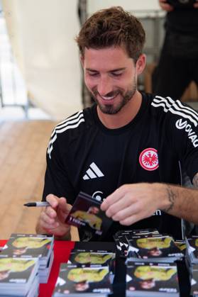 2025 08 13 xVVx Family Day of Eintracht Frankfurt v l , goalkeeper, goalkeeper Kevin Trapp Eintracht Frankfurt , signs autographs DFL DFB REGULATIONS PROHIBIT ANY USE OF PHOTOGRAPHS as IMAGE SEQUENCES and or QUASI VIDEO Copyright: JoaquimxFerreira