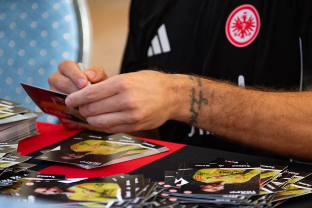 2025 08 13 xVVx Family Day of Eintracht Frankfurt v l , goalkeeper, goalkeeper Kevin Trapp Eintracht Frankfurt , signs autographs DFL DFB REGULATIONS PROHIBIT ANY USE OF PHOTOGRAPHS as IMAGE SEQUENCES and or QUASI VIDEO Copyright: JoaquimxFerreira