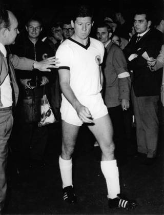 Football international match try out Germany Chelsea London 3 2 0 2 u B Z something contemplative enters Horst Szymaniak After the Half-time break the Playing field 17 08 1965 in Eat Georg Melches Stadium Germany
