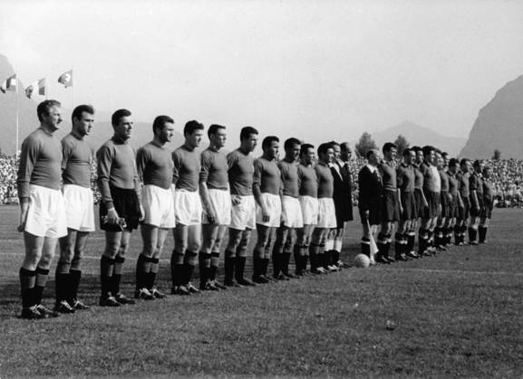 Football World Cup in the Switzerland Final Round Group 4 Italy Belgium 4 1 1 0 u B Z front The Team from Italy and rear The Belgians v l The Italians Gino Capello, Carlo Galli, Giorgio Ghezzi, Omero Tognon, Amleto Frignani, Ardico Magnini, Fulvio Nesti, Giovanni Giacomazzi, Maino Nero, Benito Lorenzi, Egisto Pandolfini, Linesman, Referees Steiner AUT , Linesman and The Belgians Joeseph Mermans, Leopold Anoul, Louis Carre, Marcel Dries, Leopold Gernaey, Hippolite van the Bosch, Victor Mees, Alfons van Brandt, Henri Coppens, Pieters van the Bosch and costant Huysmans 20 06 1954 in Lugano Stadium Cornaredo Switzerland