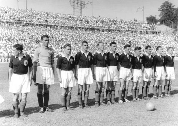 Football World Cup in the Switzerland Final Round Group 3 Uruguay Scotland 7 0 2 0 The Team from Scotland u B Z v l Willie Cunningham, Fred Martin, John Aird, Dough Cowie, John McKenzie, Jimmy Davidson, Allan Brown, William Ormond, William Fernie, Neil Mochan and Thomas Doherty 19 06 1954 in Basel St Jacob Stadium Switzerland