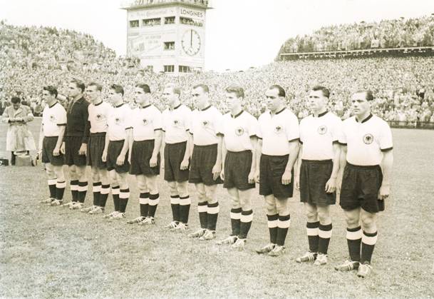 Football World Cup in the Switzerland Final Germany Unagrn 3 2 2 2 Crew list the German before the Game u B Z v l Fritz Walter, Toni Turek, Horst Eckel, Helmut Rahn, Ottmar Walter, Werner Liebrich, Jupp Posipal, Hans Schaefer, Werner Kohlmeyer, Karl May and Max Morlock 04 07 1954 in Berne Wankdorf Stadium Switzerland