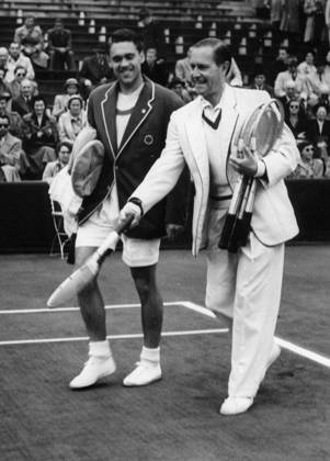 Tennis Davis Cup, 2 Round Germany Denmark 4 1 u B Z Gottfried from Cramm right ger and Kurt Nielsen Denmark 18 05 1951 in Berlin Germany