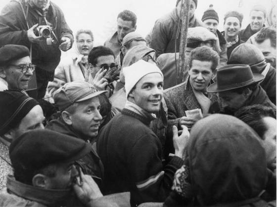 Ski Alpine u B Z Toni Sailer Center, white Cap Austria , the from Autograph hunters and Photographers surrounded will Cortina D Ampezzo Italy ATTENTION date estimated !ACHTUNG AUFNAHMEDATUM GESCHÄTZT!