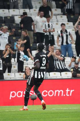 Tammy Abraham of Besiktas celebrates after scoring the second goal of his team during the UEFA Conference League 2025 26 Third Qualifying Round Second Leg match between Besiktas and St Patricks at Tupras Stadium on August 14, 2025 in Istanbul , Turkey. ( Photo by Seskimphoto ) Istanbul Turkey Istanbul Turkey Copyright: xSeskimphotox Besiktas_StPatricks_140825 (109)