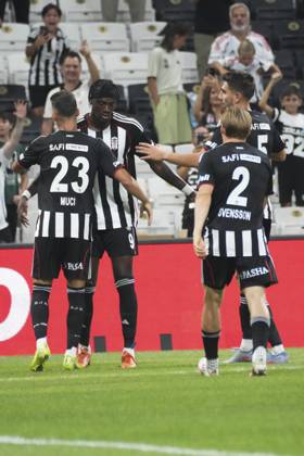 Tammy Abraham of Besiktas celebrates after scoring the second goal of his team with teammates during the UEFA Conference League 2025 26 Third Qualifying Round Second Leg match between Besiktas and St Patricks at Tupras Stadium on August 14, 2025 in Istanbul , Turkey. ( Photo by Seskimphoto ) Istanbul Turkey Istanbul Turkey Copyright: xSeskimphotox Besiktas_StPatricks_140825 (114)