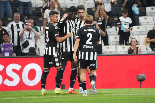 Tammy Abraham of Besiktas celebrates after scoring the second goal of his team with teammates during the UEFA Conference League 2025 26 Third Qualifying Round Second Leg match between Besiktas and St Patricks at Tupras Stadium on August 14, 2025 in Istanbul , Turkey. ( Photo by Seskimphoto ) Istanbul Turkey Istanbul Turkey Copyright: xSeskimphotox Besiktas_StPatricks_140825 (116)
