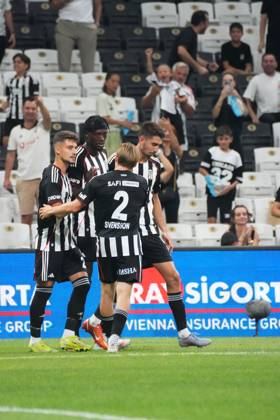 Tammy Abraham of Besiktas celebrates after scoring the second goal of his team with teammates during the UEFA Conference League 2025 26 Third Qualifying Round Second Leg match between Besiktas and St Patricks at Tupras Stadium on August 14, 2025 in Istanbul , Turkey. ( Photo by Seskimphoto ) Istanbul Turkey Istanbul Turkey Copyright: xSeskimphotox Besiktas_StPatricks_140825 (117)