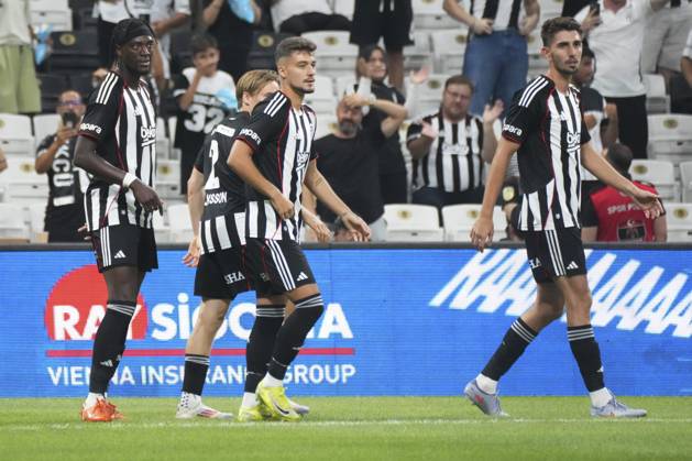 Tammy Abraham of Besiktas celebrates after scoring the second goal of his team with teammates during the UEFA Conference League 2025 26 Third Qualifying Round Second Leg match between Besiktas and St Patricks at Tupras Stadium on August 14, 2025 in Istanbul , Turkey. ( Photo by Seskimphoto ) Istanbul Turkey Istanbul Turkey Copyright: xSeskimphotox Besiktas_StPatricks_140825 (118)
